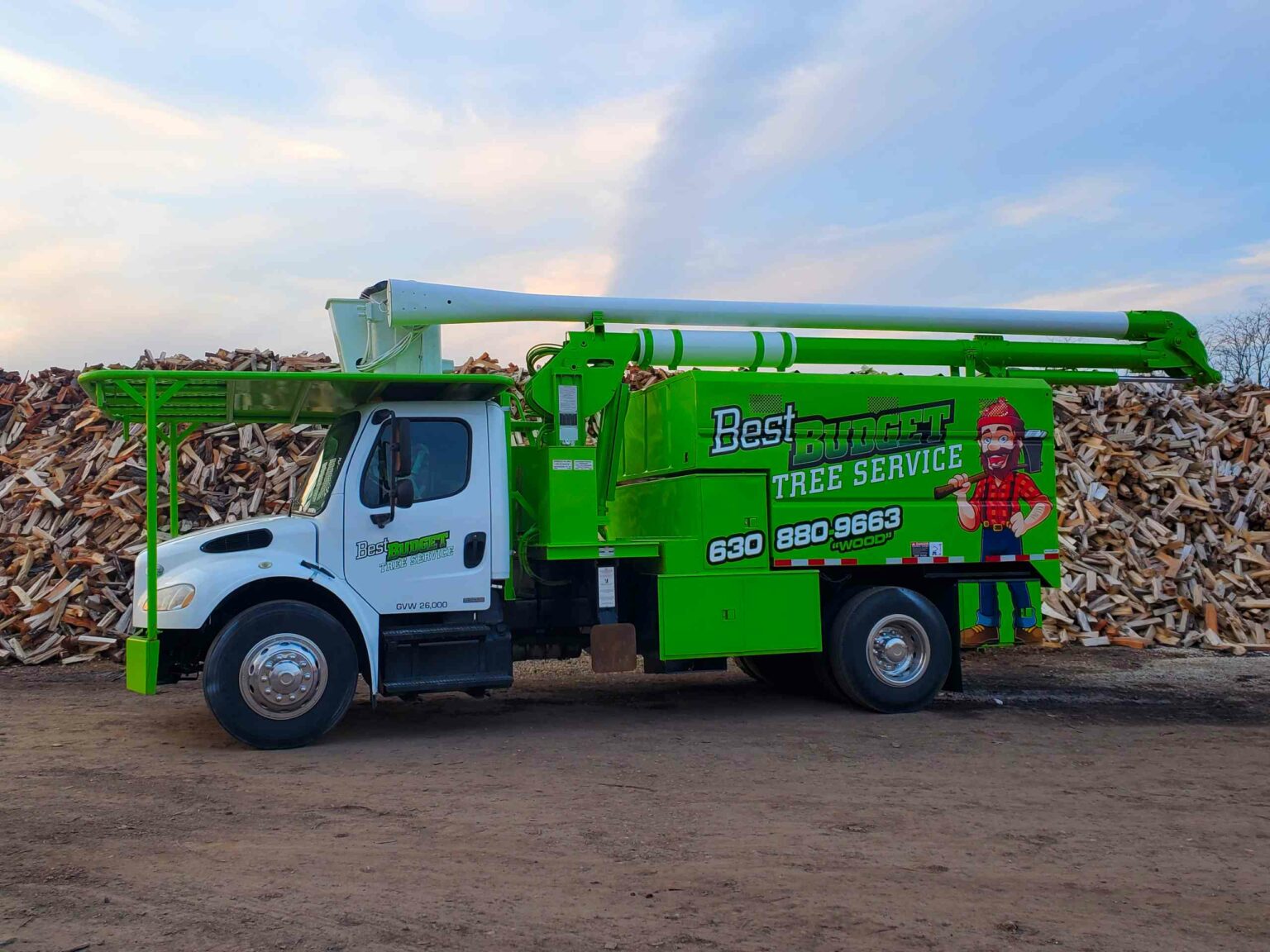 best-budget-tree-service-boom-truck-scaled-1-1536x1152.jpg